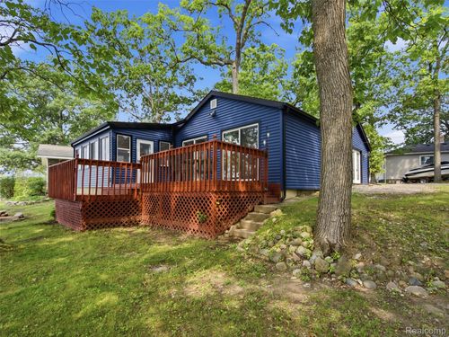 7389 Selma Dr, Fenton, MI, 48430-9015 | Card Image