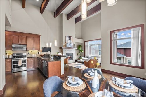 e-4005 Ne 3rd Pl, Renton, WA, 98056-4131 | Card Image