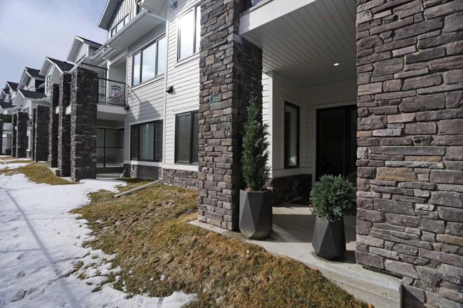 134 Crestridge Common Sw, Home with 3 bedrooms, 3 bathrooms and 2 parking in Calgary AB | Image 4