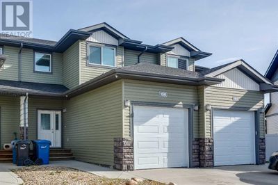 158 Hampton Close, Townhouse with 3 bedrooms, 3 bathrooms and 2 parking in Penhold AB | Image 2