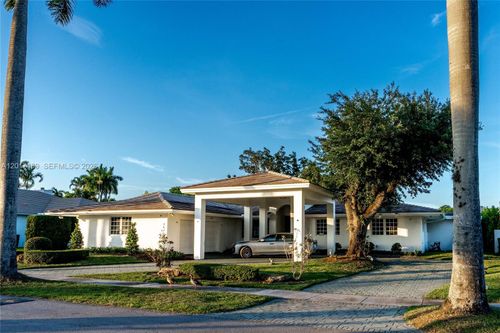 15761 Turnberry Dr, Miami Lakes, FL, 33014-6541 | Card Image