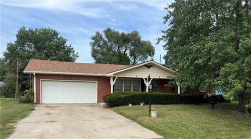 601 W Elk St, Savannah, MO, 64485-1824 | Card Image