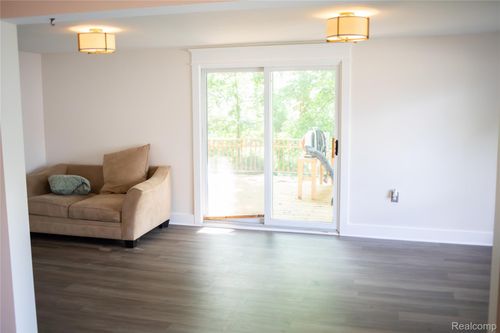 112 Glanworth St, Lake Orion, MI, 48362-3402 | Card Image