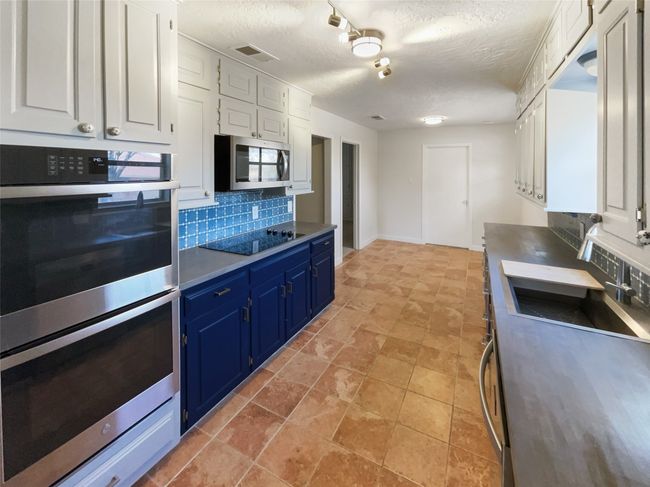 1242 Laguna Vista Way, House other with 4 bedrooms, 3 bathrooms and null parking in Grapevine TX | Image 6
