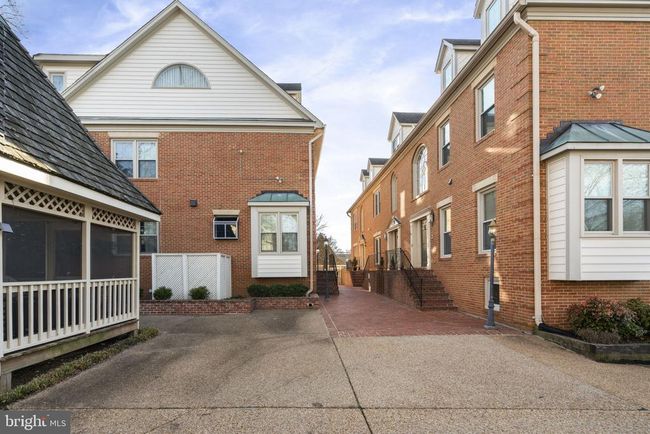 1537 Cedar Ave, Townhouse with 4 bedrooms, 5 bathrooms and null parking in MCLEAN VA | Image 4