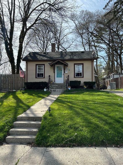 313 N Red Bud Trl, Buchanan, MI, 49107-1310 | Card Image