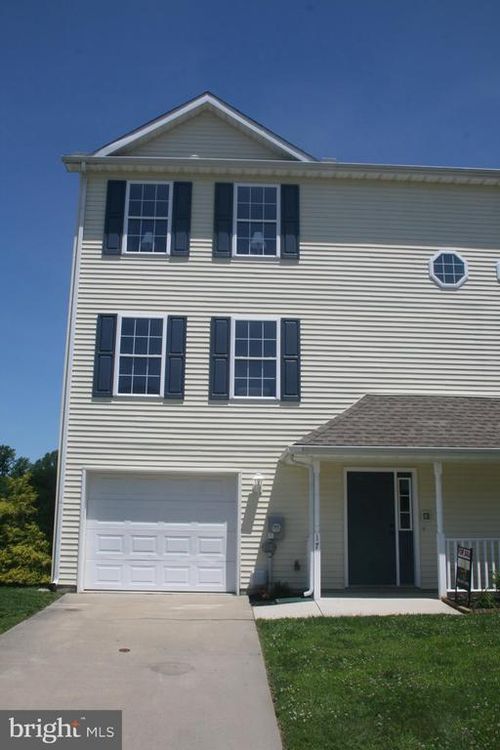 67 Downey Oak Cir, WYOMING, DE, 19934-2200 | Card Image