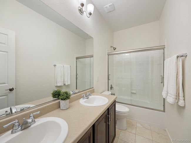 Dual-vanity main floor bath | Image 19