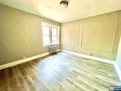 16 Irving St, Newark, NJ, 07104-3566 | Card Image