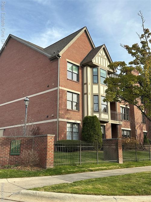 303-26 Pointe Park Pl, Grosse Pointe Park, MI, 48230-1381 | Card Image