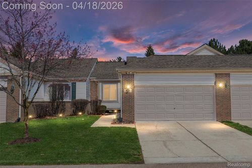 405 Ravencrest Ln, Westland, MI, 48185-5004 | Card Image