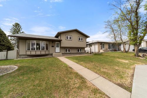 6121 39 Ave, Camrose, AB, T4V3A9 | Card Image