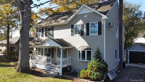 16 Babylon Dr, Sound Beach, NY, 11789-3149 | Card Image