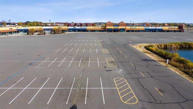Close proximity to shopping, restaurants and outdoor activities. | Image 26