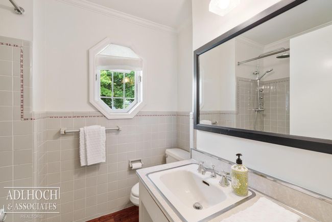 Entry level full hallway bath | Image 20
