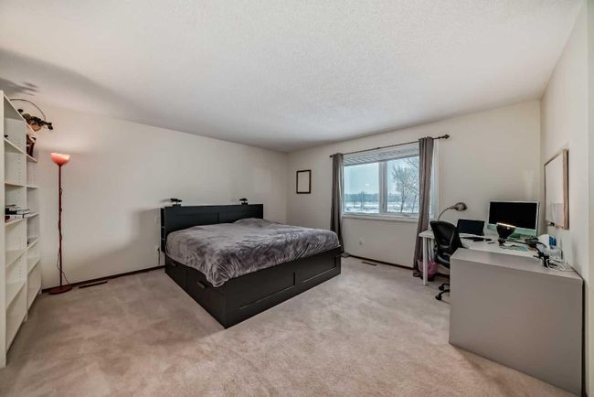 240 Deer River Place Se, Home with 4 bedrooms, 3 bathrooms and 4 parking in Calgary AB | Image 25