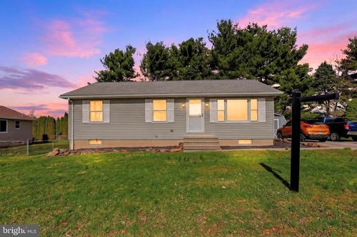 9 Pine Ln, NEW OXFORD, PA, 17350-9560 | Card Image