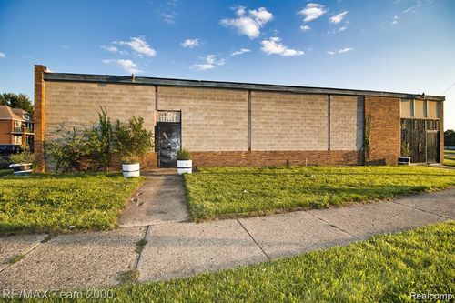 8401 W Chicago, Detroit, MI, 48204-2754 | Card Image