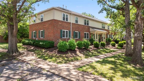 9074 W Swan Cir, Saint Louis, MO, 63144-1622 | Card Image