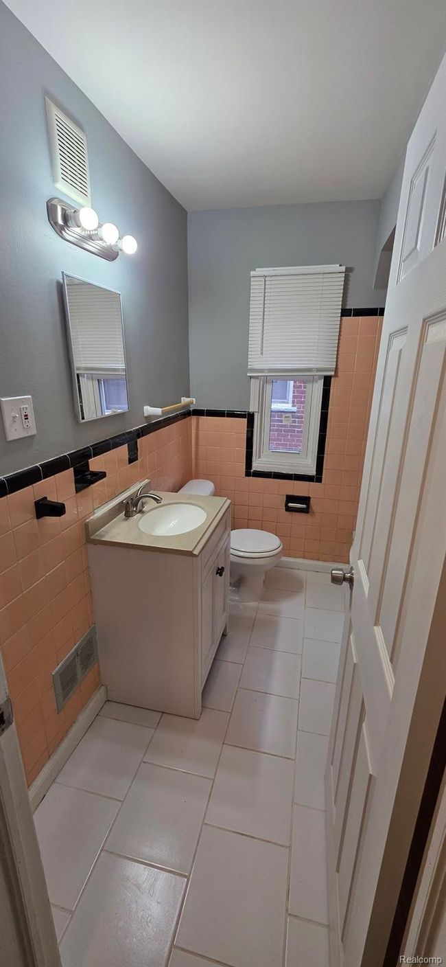 17217 Shaftsbury Ave, House other with 3 bedrooms, 1 bathrooms and null parking in Detroit MI | Image 4