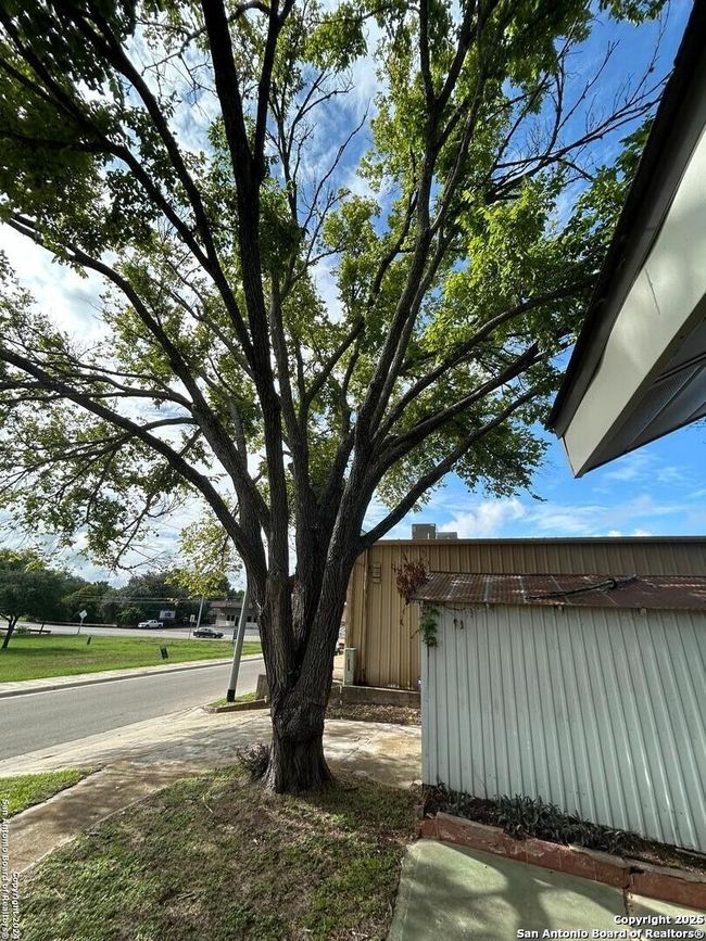 635 E Gonzales St, House other with 2 bedrooms, 1 bathrooms and null parking in Seguin TX | Image 20