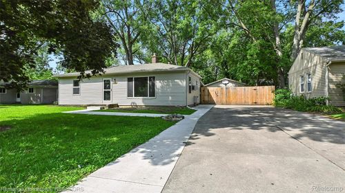 18531 Pershing St, Livonia, MI, 48152-3826 | Card Image