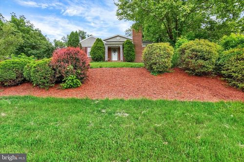 40 W Locust Ln, York, PA, 17406-3035 | Card Image