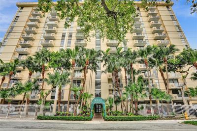 404 - 2350 Ne 135th St, Condo with 2 bedrooms, 2 bathrooms and null parking in North Miami FL | Image 3