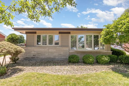 62 E Arquilla Dr, Chicago Heights, IL, 60411-1811 | Card Image