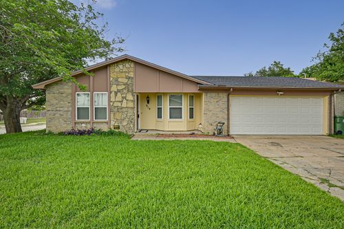 914 Highcrest Dr, Arlington, TX, 76017-5923 | Card Image