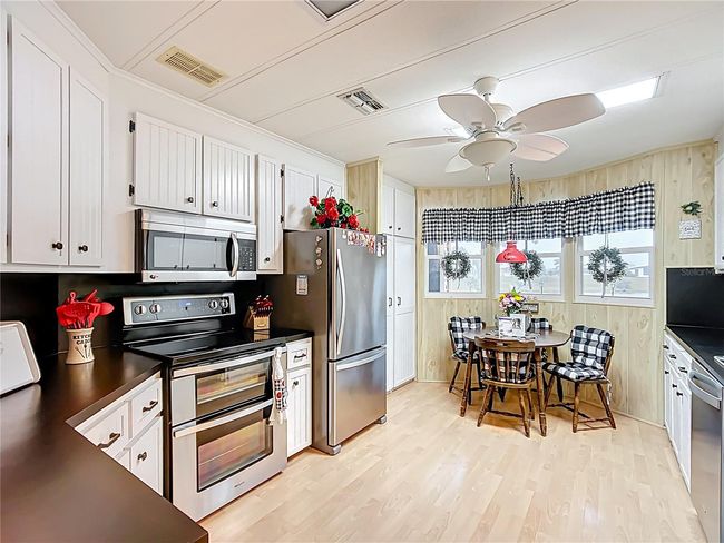 Kitchen eating area | Image 13