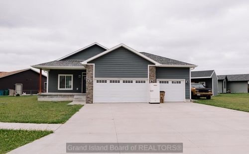 1201 Cottage Park Dr, Aurora, NE, 68818-1847 | Card Image