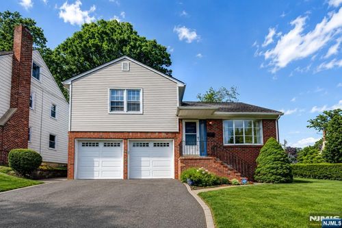 15 Winding Way, West Orange, NJ, 07052-3820 | Card Image