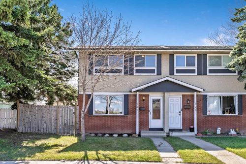 120 Pennsburg Way Se, Calgary, AB, T2A2J5 | Card Image