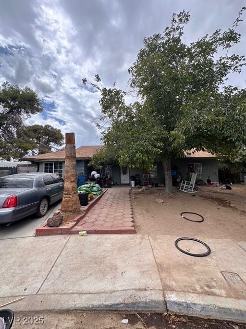 52 Madras Cir, Las Vegas, NV, 89110-4621 | Card Image