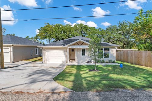 811 Branding Iron Trl, Granbury, TX, 76049-6724 | Card Image
