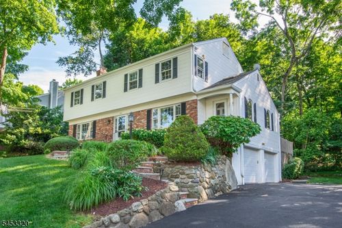 12 Colonial Dr, Morristown, NJ, 07960-4728 | Card Image