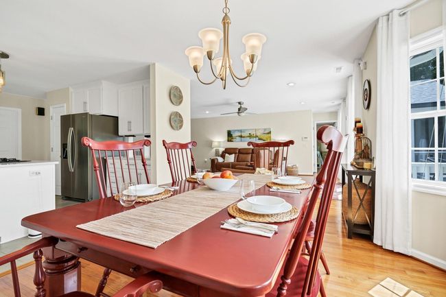 dining area | Image 13