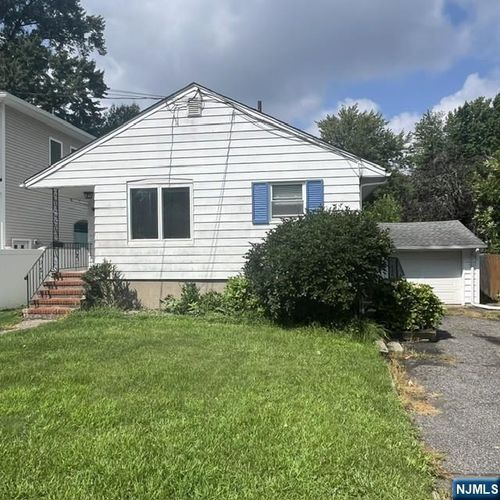 18 Mckinley Pl, Bergenfield, NJ, 07621-1305 | Card Image