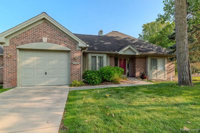 end unit brick ranch condow/att garage | Image 1