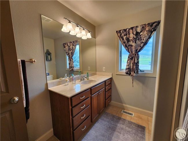 Main floor bathroom | Image 20