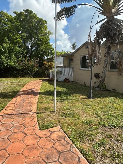 201 Ludlam Dr, Miami Springs, FL, 33166-4938 | Card Image
