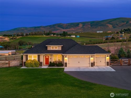150 Stone Gate Dr, Ellensburg, WA, 98926-9532 | Card Image