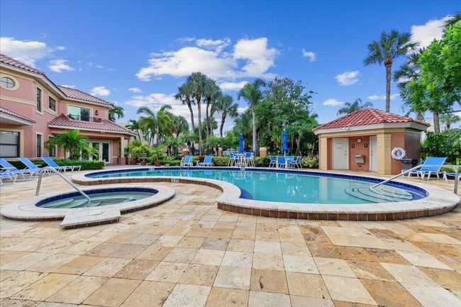 41 Uno Lago Dr, Condo with 2 bedrooms, 3 bathrooms and null parking in Juno Beach FL | Image 6