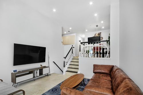 395 Kingston Ct, West New York, NJ, 07093-8335 | Card Image