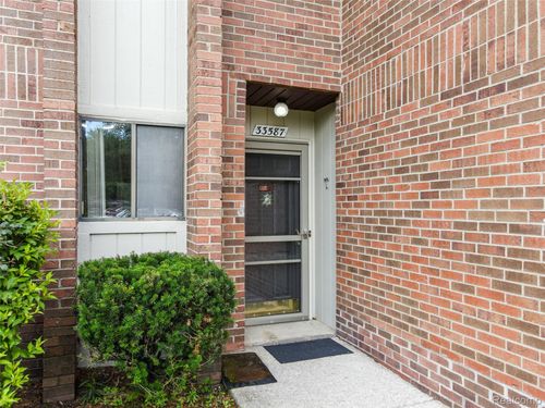 114-33587 Pondview Cir, Livonia, MI, 48152-1470 | Card Image