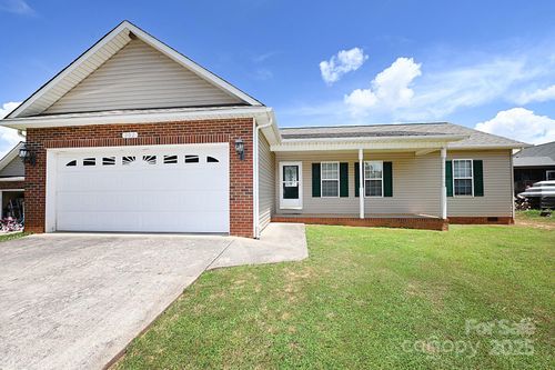 202 Pine Meadows St, Hickory, NC, 28601 | Card Image
