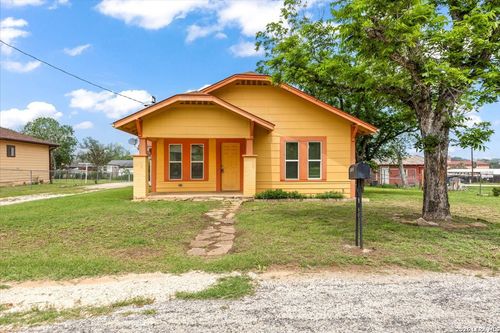 1408 8th St, Floresville, TX, 78114-2338 | Card Image