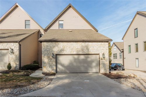 87-23018 Roberts Run, Bay Village, OH, 44140 | Card Image