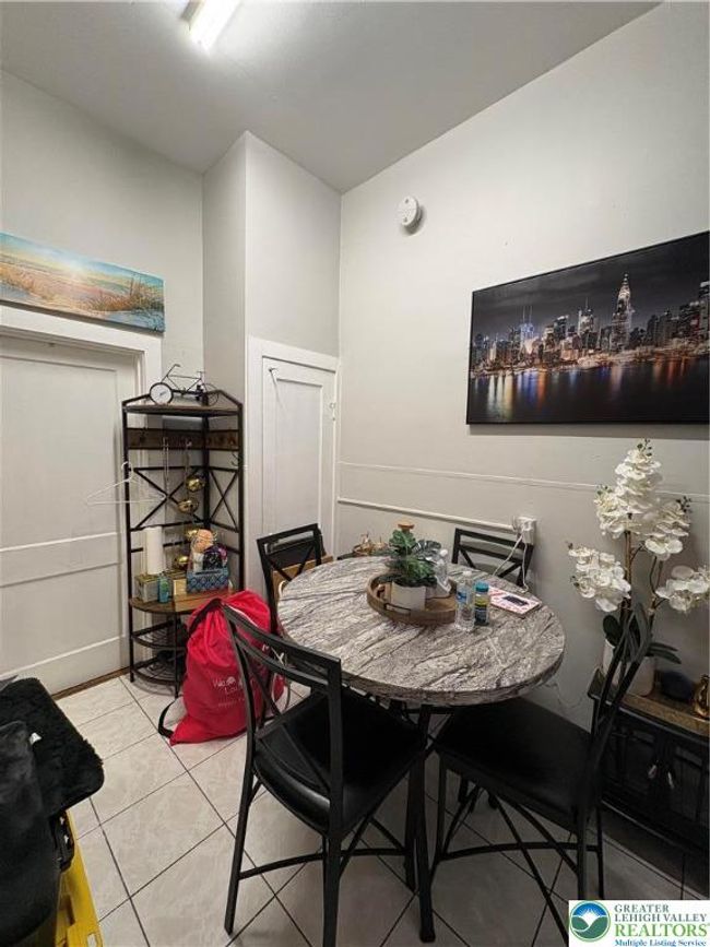 Front apt-eat-in-kitchen | Image 10